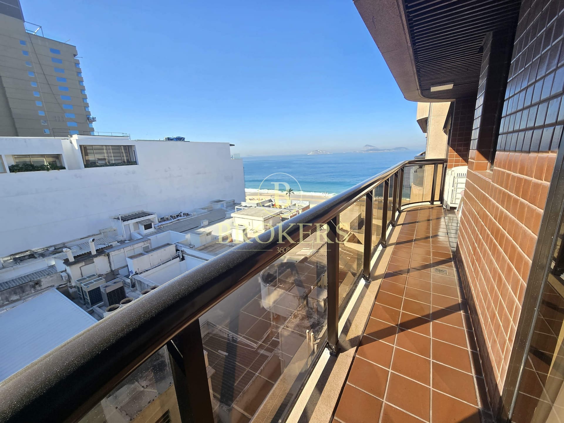 Flat à venda, Av Vieira Souto - Ipanema, Varanda vista mar, sala, 2 quartos sendo 1 suíte, 1 banheiro social - 82 m² - 2 vagas na escritura - Infra completa.
