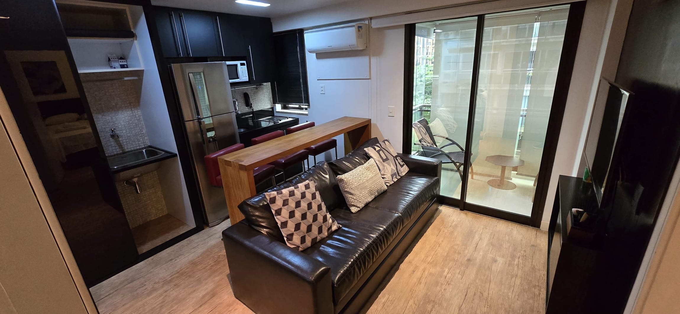 Flat à venda na quadra da Praia do Leblon, Av General San Martin. Varanda, quarto (suíte), cozinha americana, 1 vaga na escritura. 40 m².