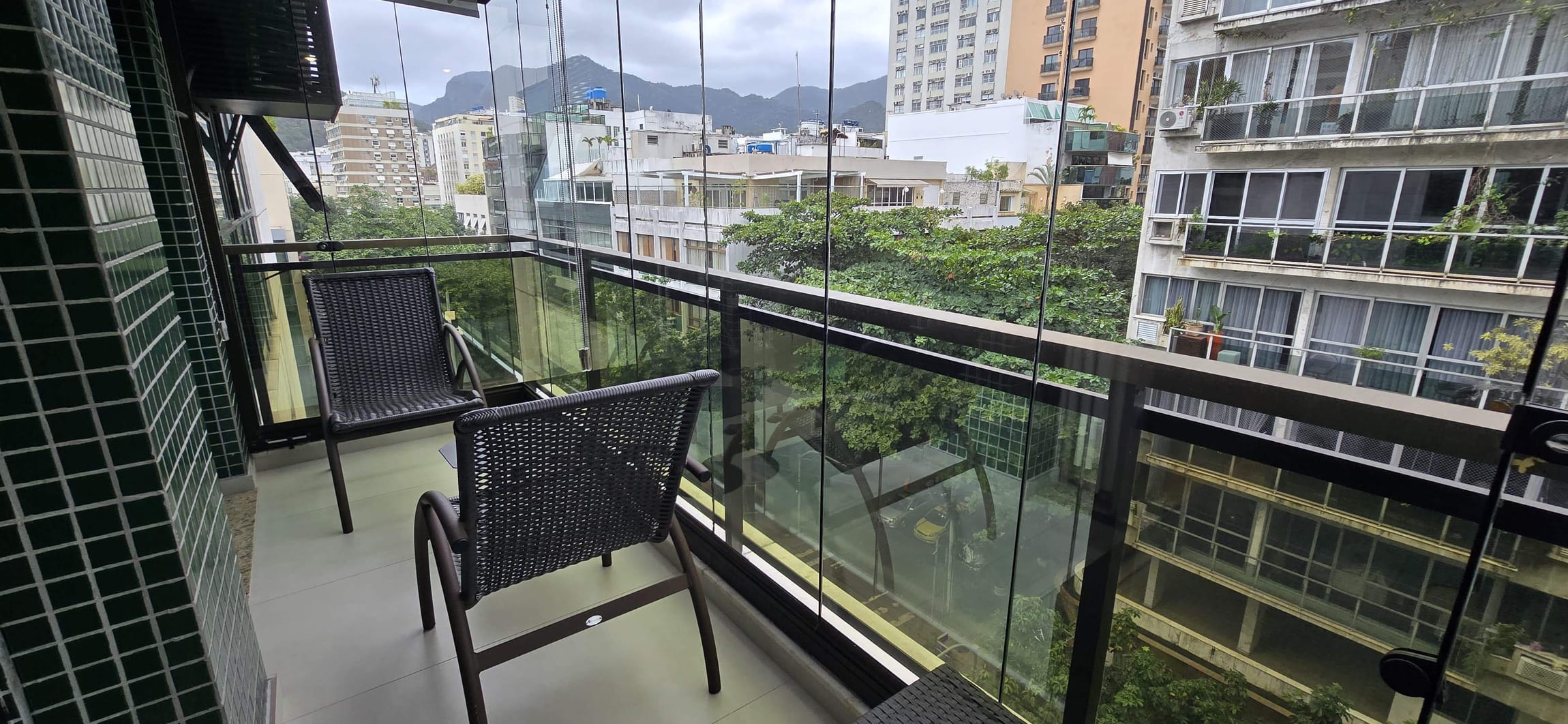 Flat à venda na quadra da Praia do Leblon, Av General San Martin. Varanda, quarto (suíte), cozinha americana, 1 vaga na escritura. 40 m².