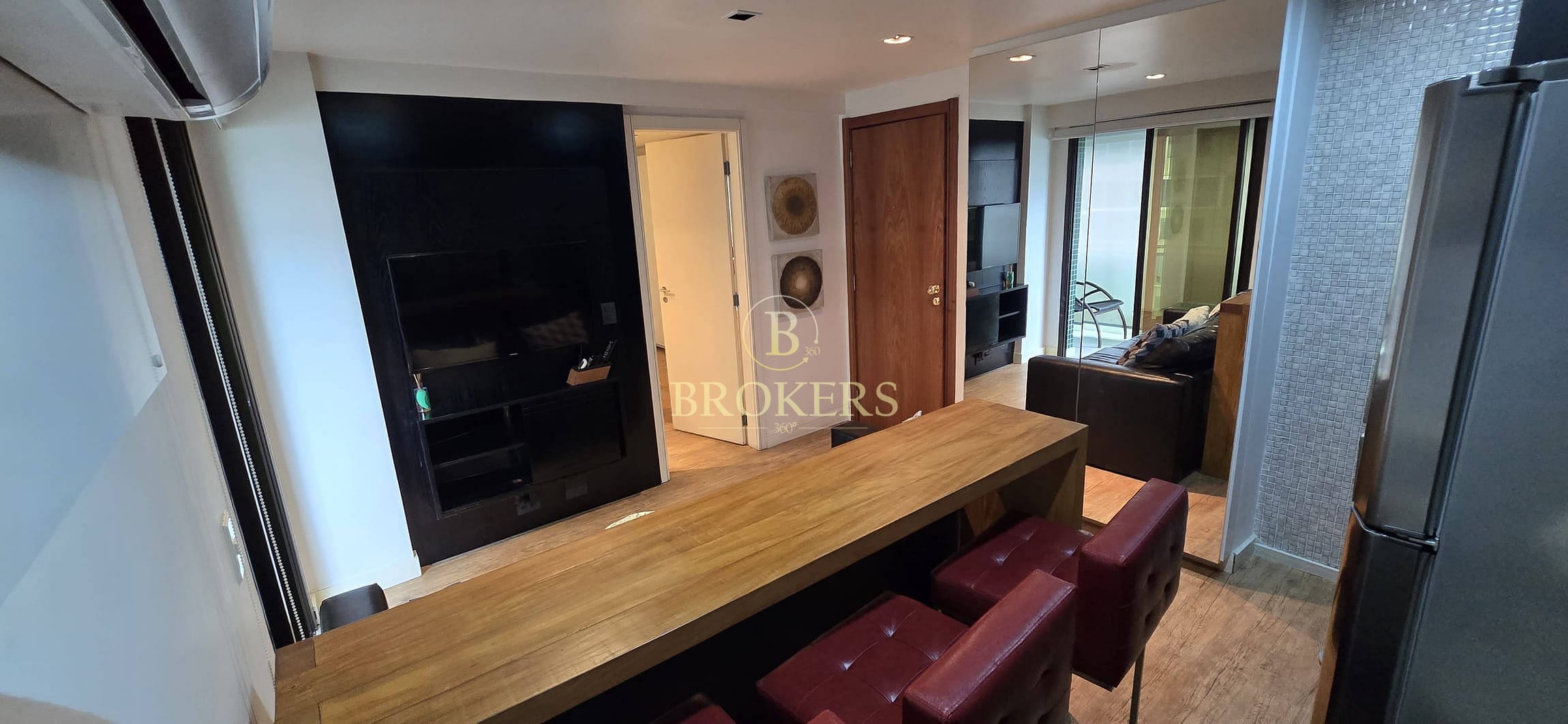 Flat à venda na quadra da Praia do Leblon, Av General San Martin. Varanda, quarto (suíte), cozinha americana, 1 vaga na escritura. 40 m².
