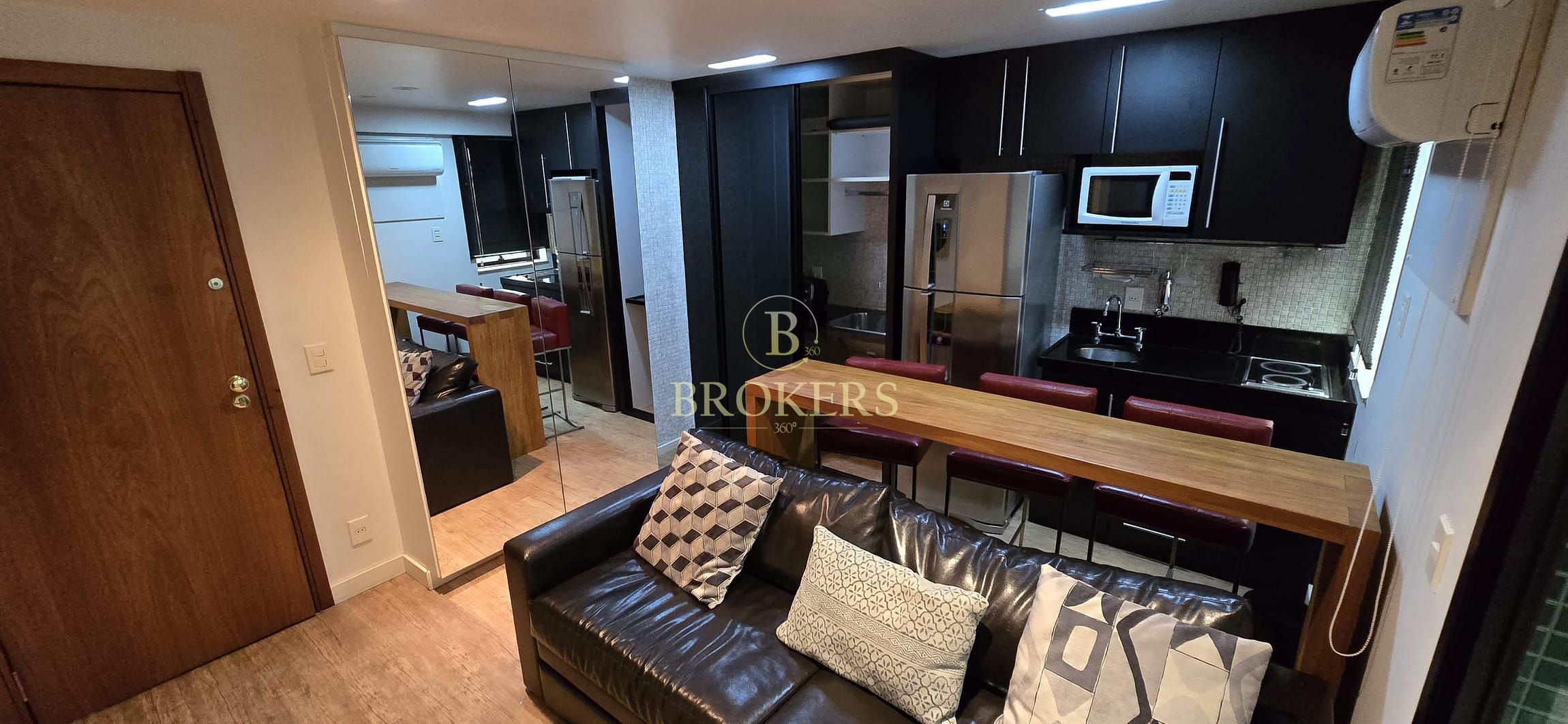 Flat à venda na quadra da Praia do Leblon, Av General San Martin. Varanda, quarto (suíte), cozinha americana, 1 vaga na escritura. 40 m².