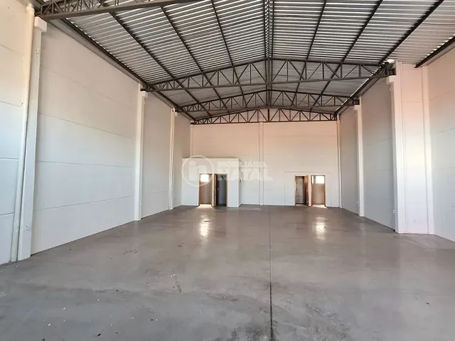 Galpão com 220m², para alugar, no bairro Centro em Londrina
