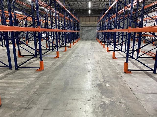 Foto do Galpão / Barracão - GALPÃO P/ LOCAÇÃO COMERCIAL, COM 10.850 M², SENDO 5.500M² DE ÁREA CONSTRUÍDA, COM 1.000M² DE MEZANINO. PARTE DO PISO TÉRREO SUPORTA ATÉ 4 TON. | Lares e Andares Imóveis