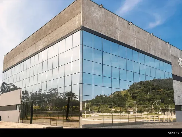 Galpão com 2086m², à venda, no bairro Perequê em Porto Belo
