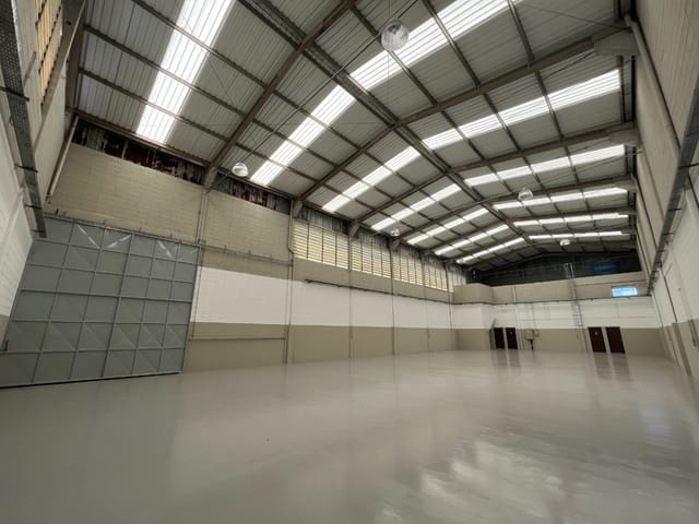 Galpão / Barracão com 835m², para alugar, no bairro Santana de Parnaíba em Santana de Parnaíba