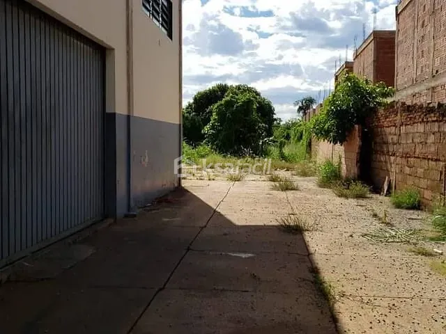 Galpão / Barracão com 1800m², à venda, no bairro Vila Taveirópolis em Campo Grande