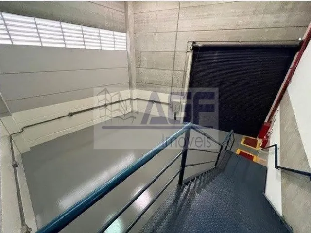 Galpão com 211m², para alugar, no bairro Casa Grande em Diadema