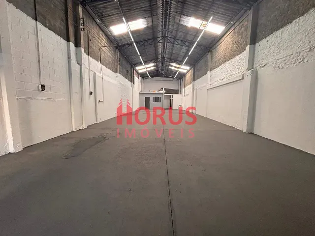 Galpão / Barracão com 220m², para alugar, no bairro Jardim Pereira Leite em São Paulo