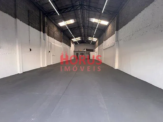 Galpão / Barracão com 220m², para alugar, no bairro Jardim Pereira Leite em São Paulo