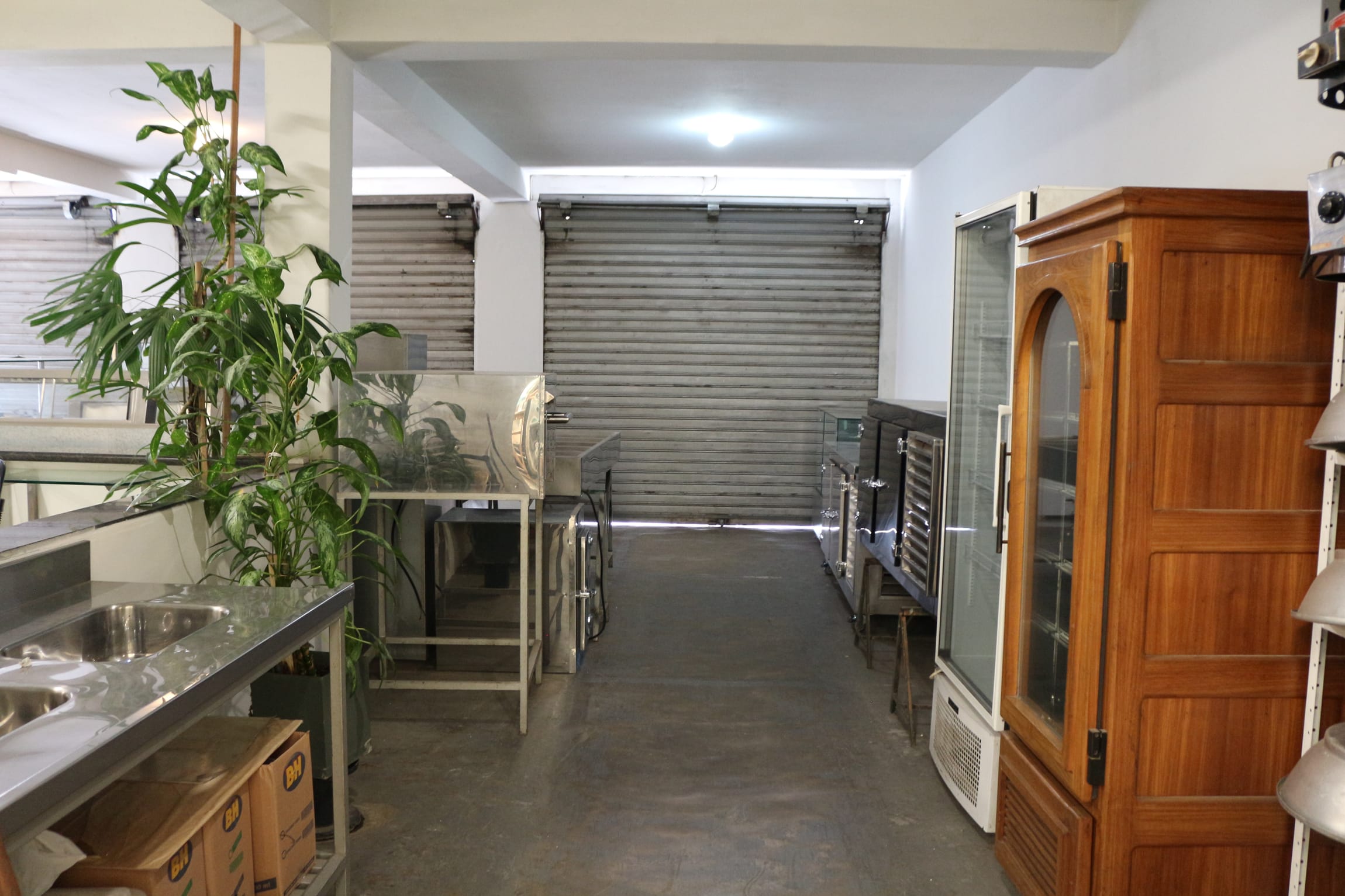Galpão com 480 m² de vão livre, 4 banhos, 100 metros de escritório, com 3 portas de aço, pé direito duplo, à venda, Caiçaras, Belo Horizonte, MG miniatura 13