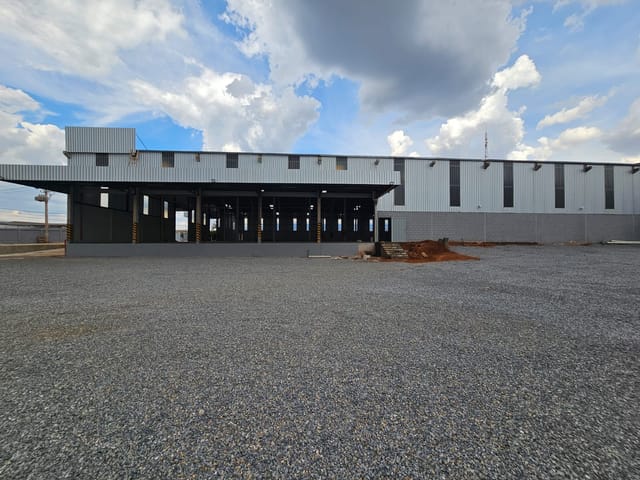 Foto do Galpão / Barracão - Galpão Logístico 1.750 m2, Pé dir 6.7 m, 5 docas, Guarita,Escritórios 250m2 área total 2000m2 Terreno 5.150m² no S.M.C. Ceilândia-DF | Jeziel Mendes Consultoria Imobiliária