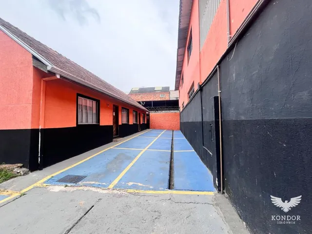 Galpão com 600m², para alugar, no bairro Santa Felicidade em Curitiba