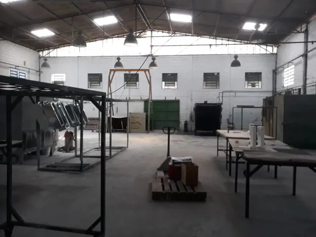 Galpão com 900m², à venda ou para alugar, no bairro Chácaras Reunidas em São José Dos Campos