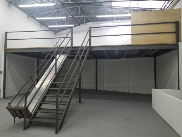Galpão / Barracão com 900m², para alugar, no bairro Vila Sílvia em São Paulo