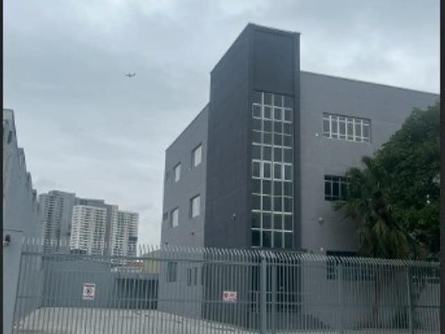 Galpão / Barracão com 1032m², para alugar, no bairro Vila Anastácio em São Paulo