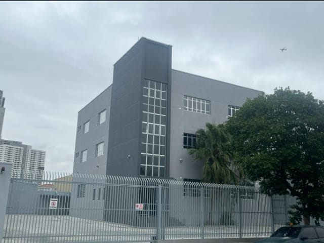 Galpão / Barracão com 1032m², para alugar, no bairro Vila Anastácio em São Paulo