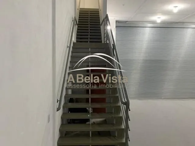 Galpão / Barracão com 300m², para alugar, no bairro Piratininga em Osasco