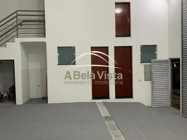 Galpão / Barracão com 300m², para alugar, no bairro Piratininga em Osasco
