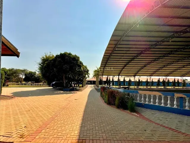 Haras com 484000m² 9 quartos e 8 banheiros, à venda, no bairro Centro em Quadra