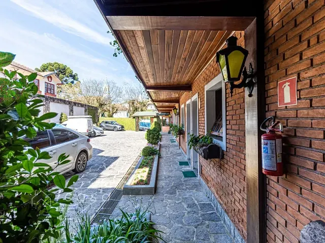 Hotel com 1800m² 15 quartos e 15 banheiros, à venda, no bairro Vila Abernéssia em Campos do Jordão