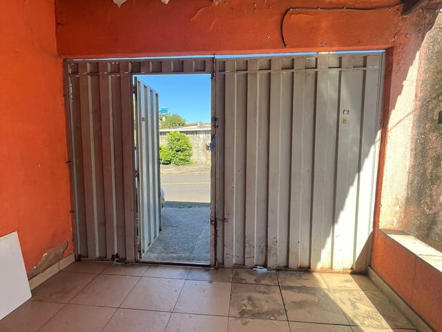 Foto do Kitnet - 🏠 Aluga-se barracão com 2 quartos sendo 1 suite , Sala, Área de serviço coberta, quintal na frente no cimento, Colina Azul, Aparecida de Goiânia, GO | Brokers Viva Imóveis