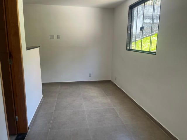 Kitnet 1 quarto e 1 banheiro, para alugar, no bairro Alto da Serra em Petrópolis