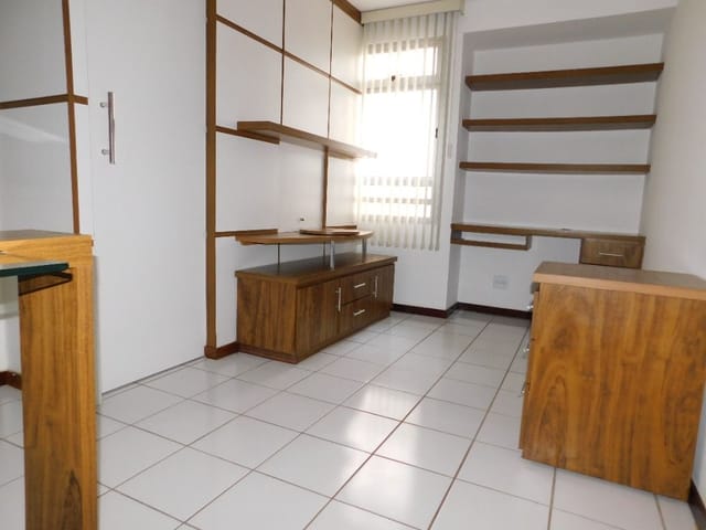 Foto do Kitnet - QMSW 05 Kitnet Mobiliada, fogão e geladeira; Prédio com Academia - Sudoeste | ALPHA BRASILIA A IMÓVEIS LTDA.