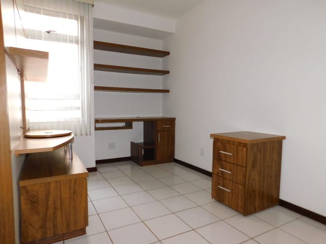 Foto do Kitnet - QMSW 05 Kitnet Mobiliada, fogão e geladeira; Prédio com Academia - Sudoeste | ALPHA BRASILIA A IMÓVEIS LTDA.