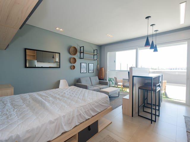 Foto do Loft - Loft mobiliado disponível para aluguel no Centro de Pelotas RS, com ótima localização, praticidade e fácil acesso a serviços e comércios | UP Imóveis