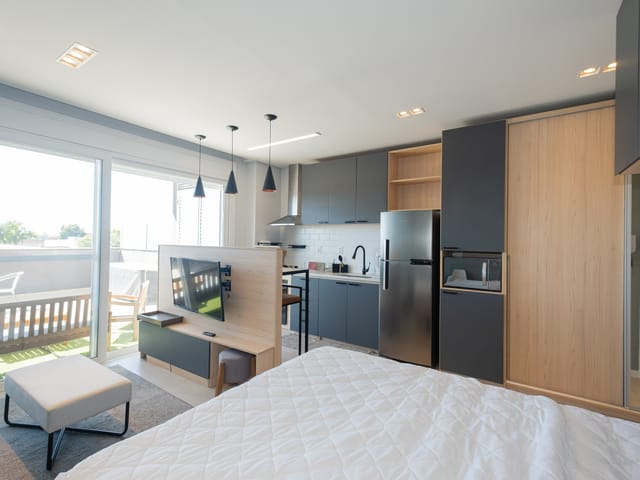 Foto do Loft - Loft mobiliado disponível para aluguel no Centro de Pelotas RS, com ótima localização, praticidade e fácil acesso a serviços e comércios | UP Imóveis