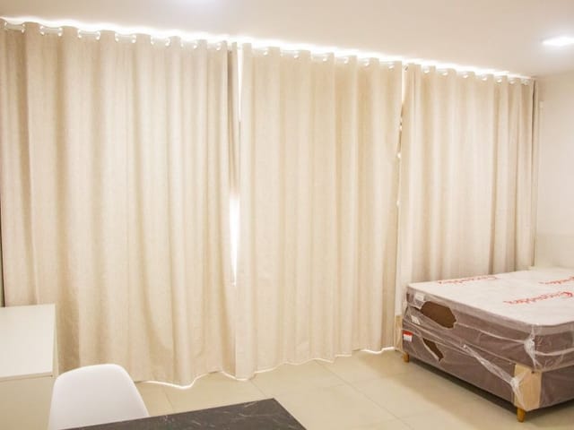 Foto do Loft - Loft mobiliado para aluguel no centro de Pelotas RS com ambientes integrados, ótima localização, praticidade no dia a dia e fácil acesso a serviços | UP Imóveis