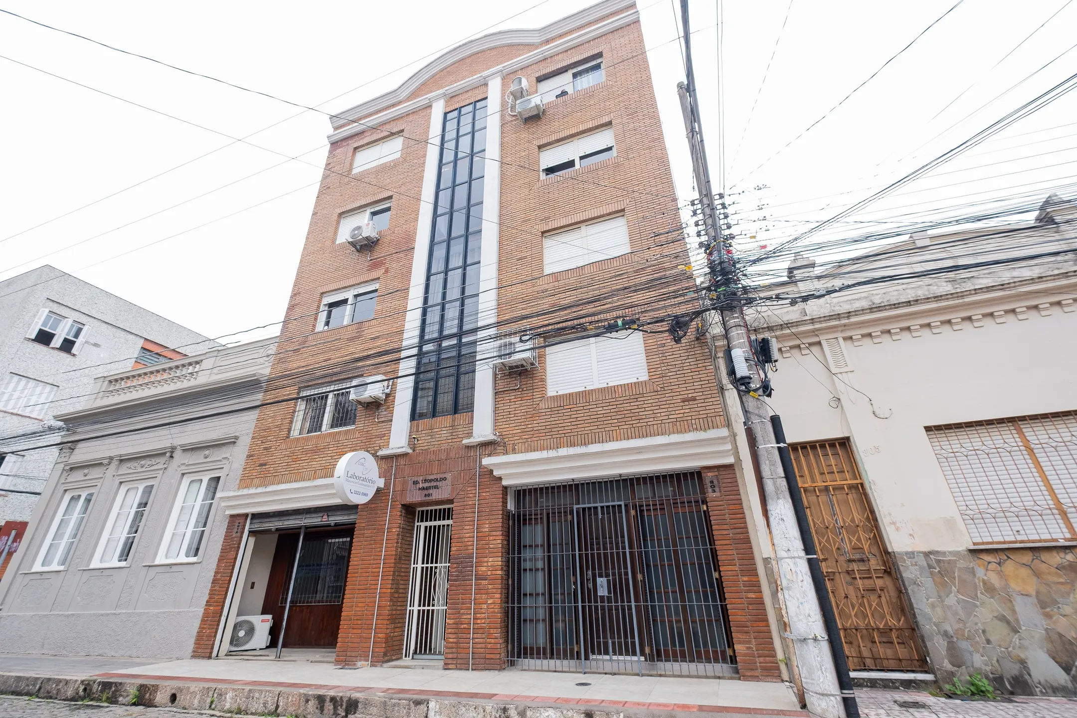 Loft  para locação no Edifício Leopoldo Haertel, no Centro de Pelotas, reformado, com cozinha separada e excelente localização.