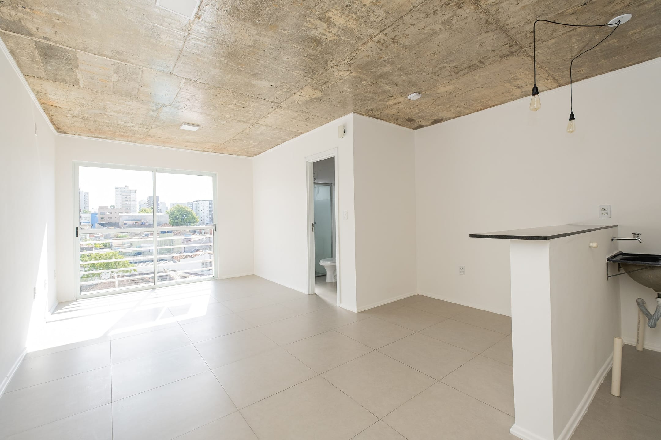 Loft disponível para locação no Centro de Pelotas RS com ambiente moderno, prático e bem localizado, próximo a comércios, serviços e transporte público