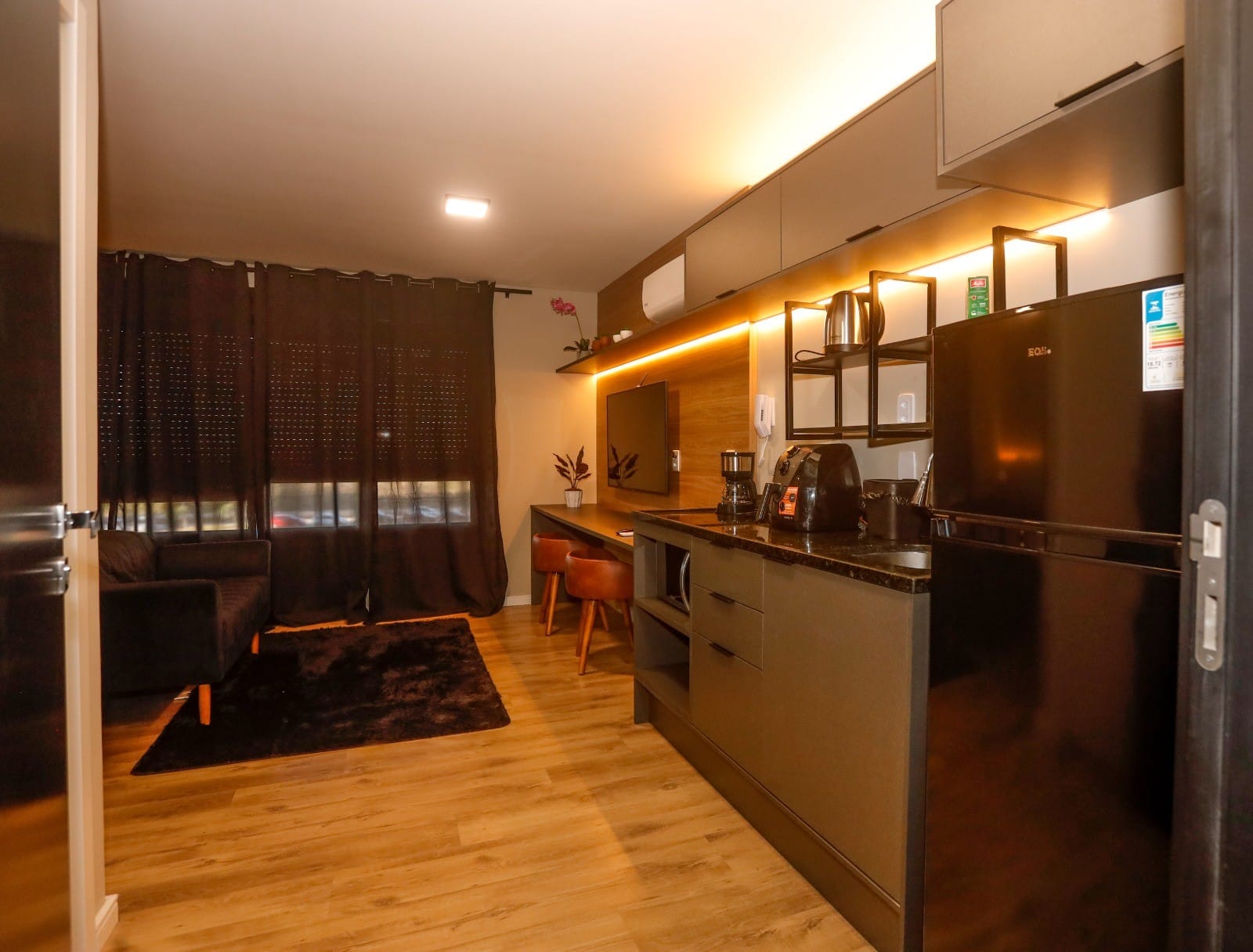 Loft mobiliado à venda no Canto, Parque Una - com 27m², 1 quarto, móveis planejados e sol da manhã.