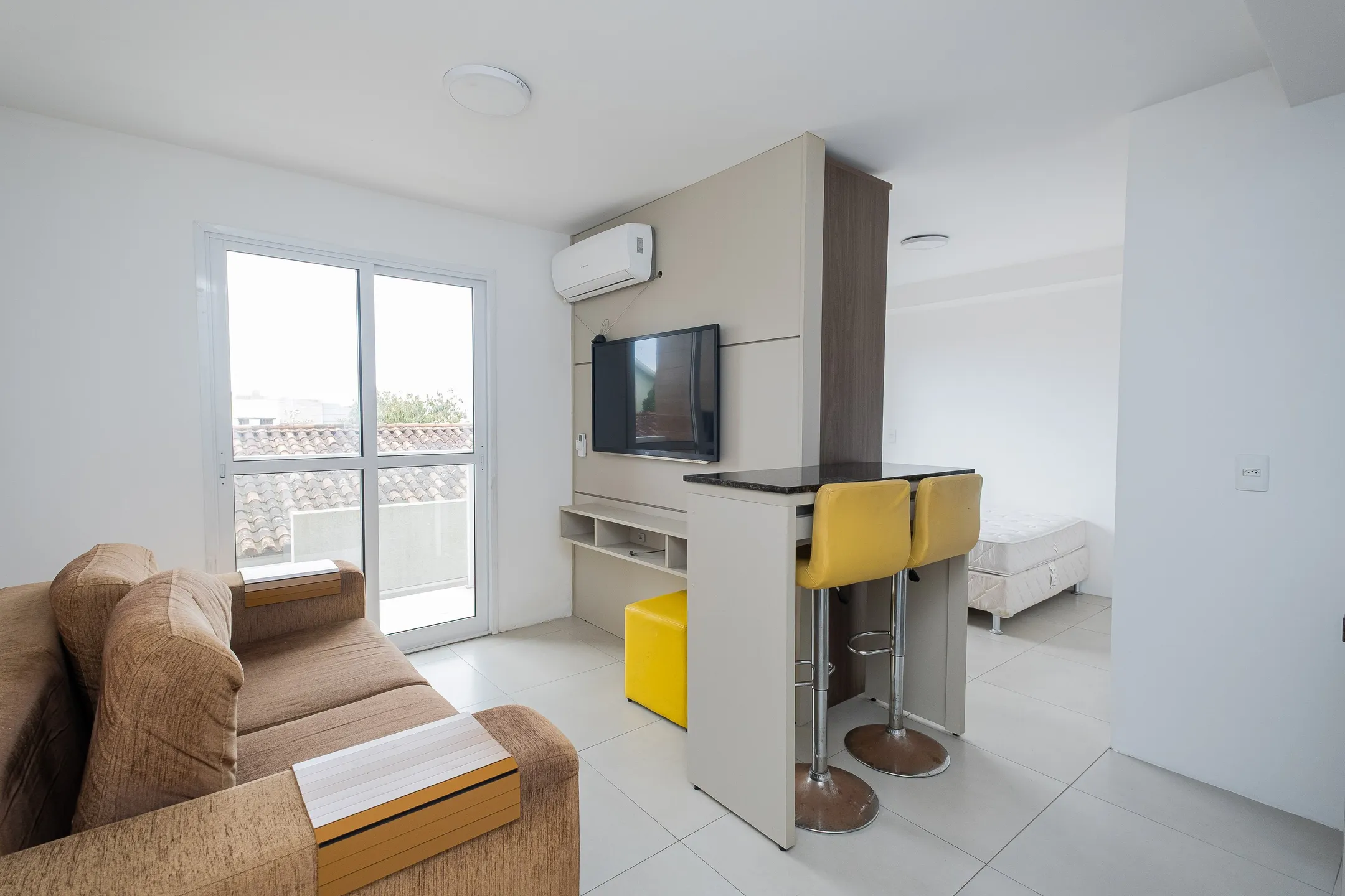 Loft mobiliado à venda ou locação no Centro de Pelotas RS, 27,76m², 1 dormitório, sacada, ar-condicionado, condomínio e portaria 24h