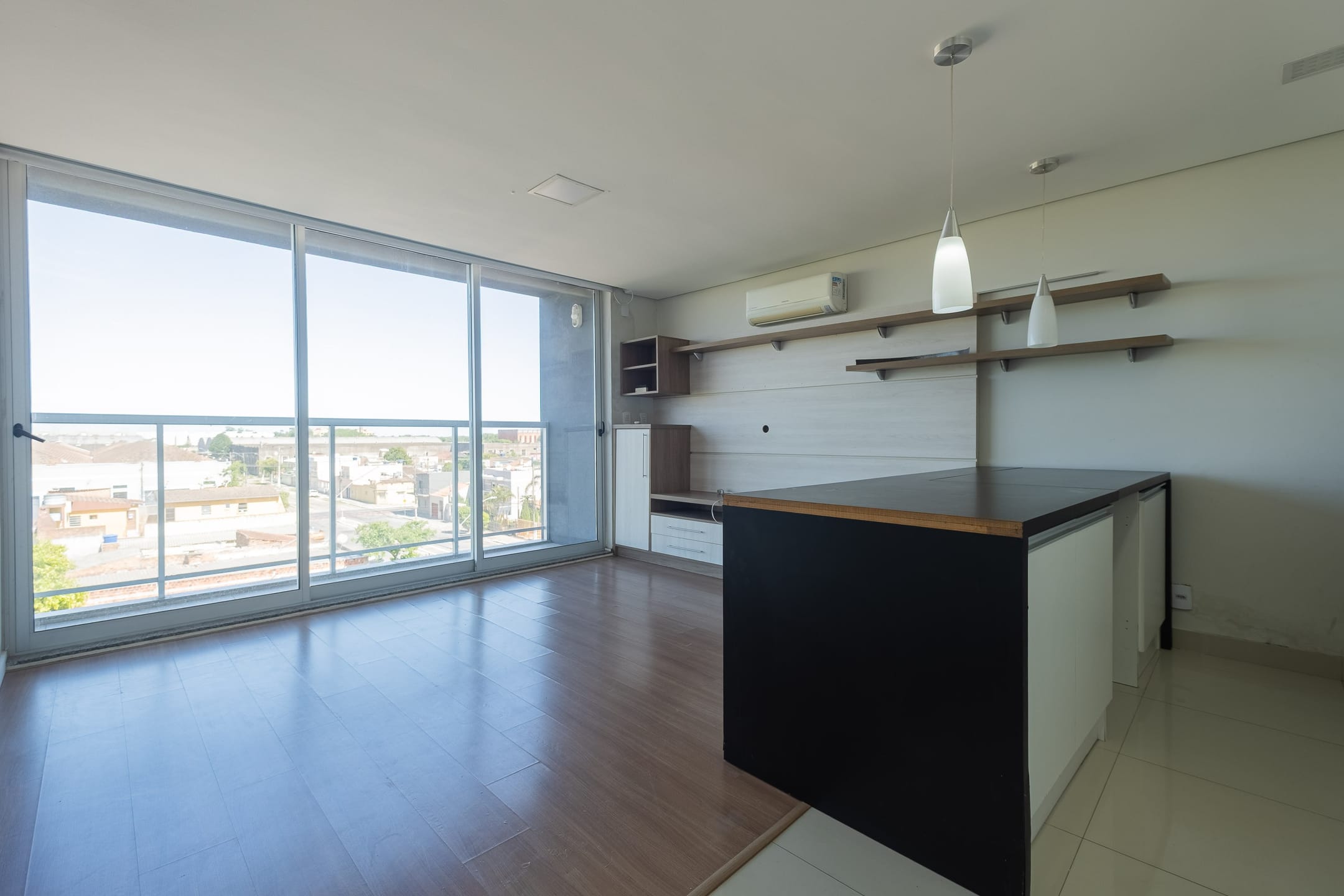 Loft disponível para aluguel e venda no Centro de Pelotas RS, próximo à UCPEL e a pontos de ônibus, com praticidade e ótima localização