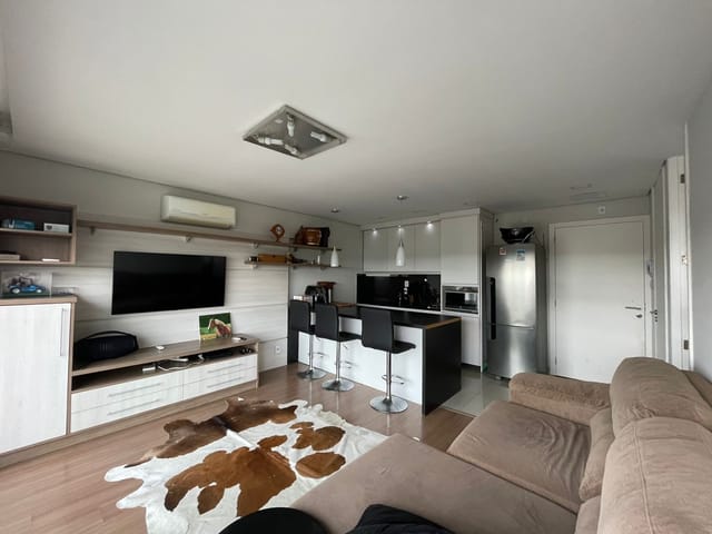 Foto do Loft - Loft moderno à venda no Centro de Pelotas, 48m², 1 quarto, com sacada, ar-condicionado, armários planejados. Condomínio seguro com elevador e portaria 24h. | UP Imóveis