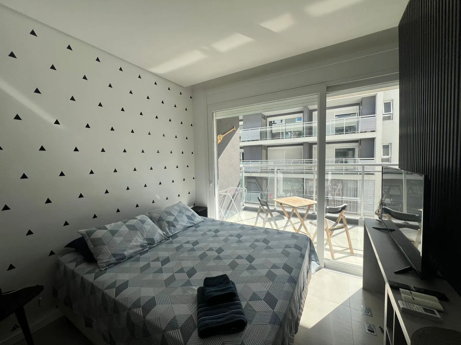 Apartamento mobiliado à venda no Studio Xavante, Centro - 44 m², 1 quarto, cozinha planejada e sacada com face Norte. 2