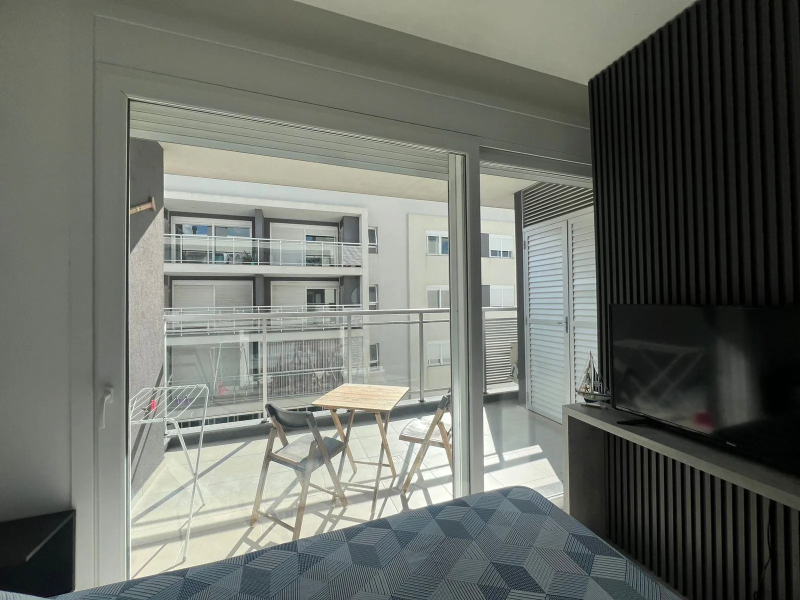 Apartamento mobiliado à venda no Studio Xavante, Centro - 44 m², 1 quarto, cozinha planejada e sacada com face Norte. 3