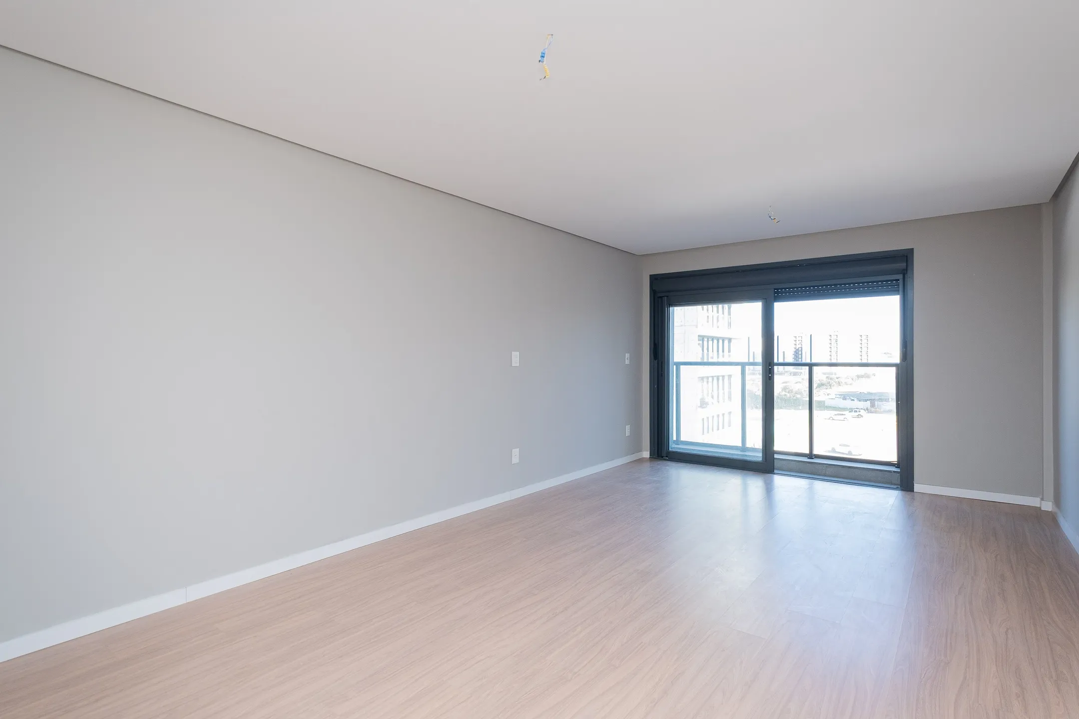 Apartamento à venda no Inn, Parque Una - 35 m², 1 quarto, piso laminado, andar alto com sacada e face norte.