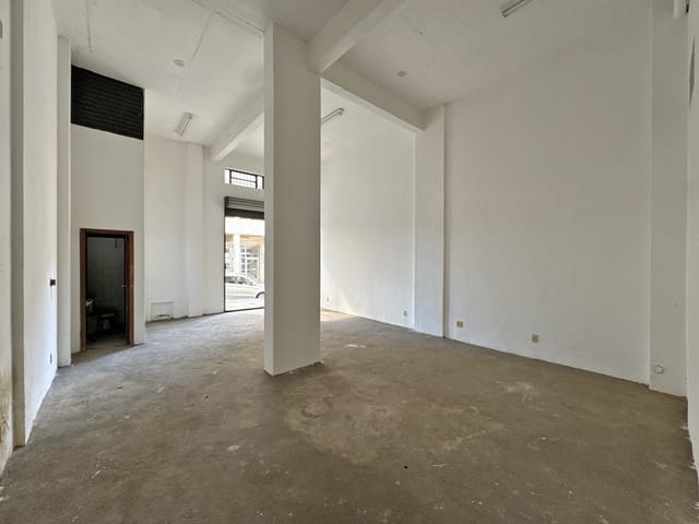 Loja com pé direito duplo