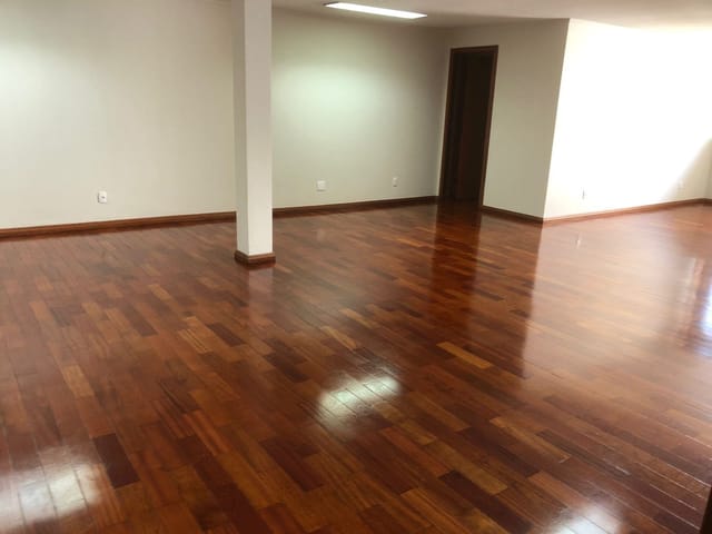 Sala com 113m², para alugar, no bairro Centro em Pouso Alegre