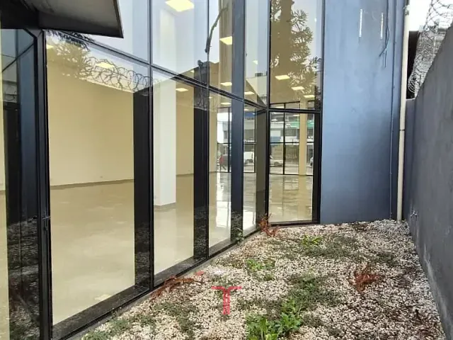 Loja com 500m², para alugar, no bairro Capão Raso em Curitiba