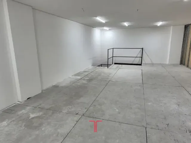 Loja com 500m², para alugar, no bairro Capão Raso em Curitiba