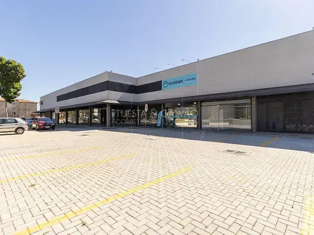 Loja com 351m², para alugar, no bairro Sítio Cercado em Curitiba