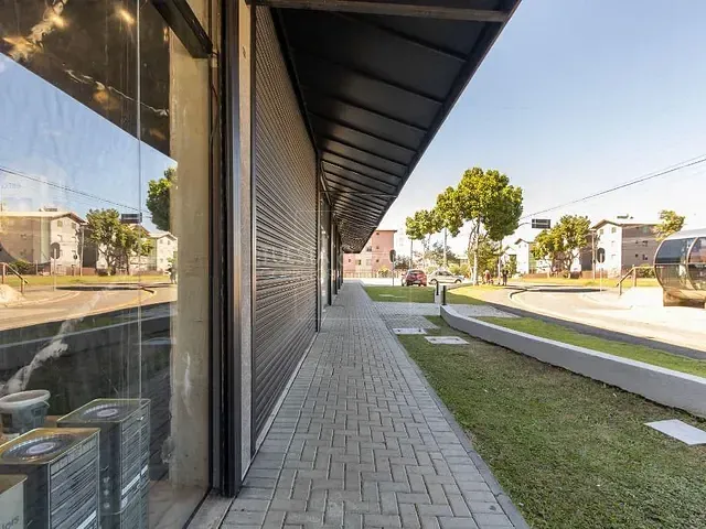 Loja com 351m², para alugar, no bairro Sítio Cercado em Curitiba