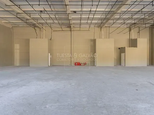 Loja com 351m², para alugar, no bairro Sítio Cercado em Curitiba