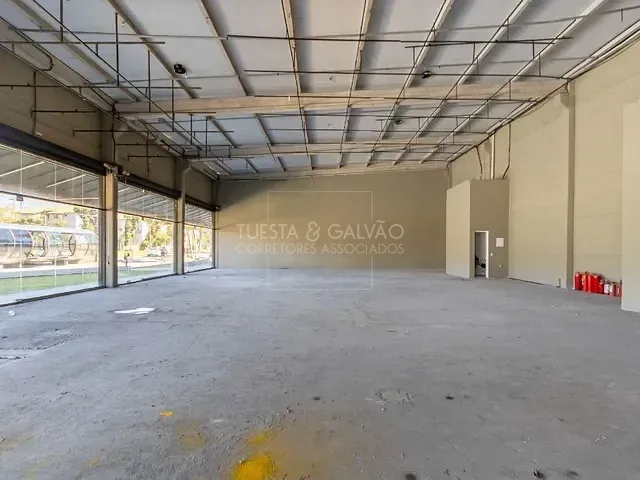 Loja com 351m², para alugar, no bairro Sítio Cercado em Curitiba
