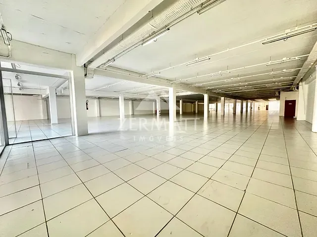 Loja com 2100m², para alugar, no bairro Centro em Blumenau