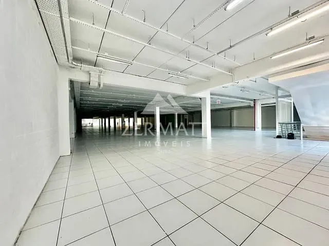 Loja com 2100m², para alugar, no bairro Centro em Blumenau
